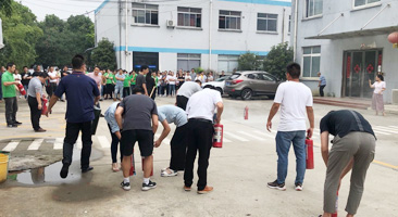 安全生產(chǎn)，消防結合，預防為主。--雙德譽進行消防演練